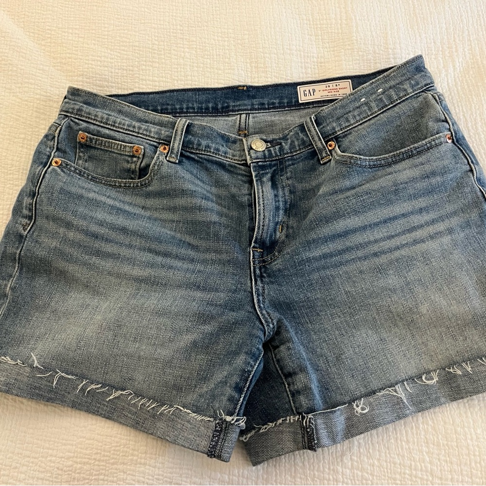 GAP Women's Girlfriend Short 5 inch inseam, size 29